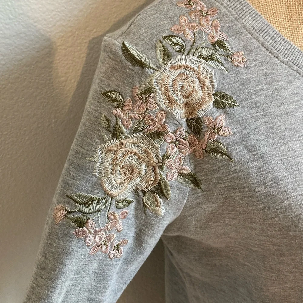 gray sweater with embroidered flowers - Picture 2 of 6